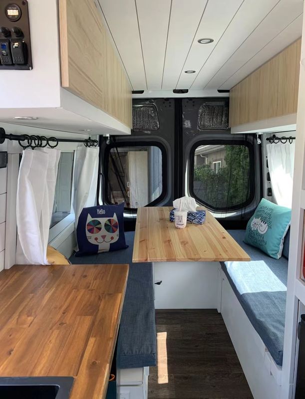 Bảng Acrylic cửa sổ RV có độ bền cao cung cấp bảo vệ và tuổi thọ lâu dài cho cửa sổ được lắp đặt trên các loại RV khác nhau